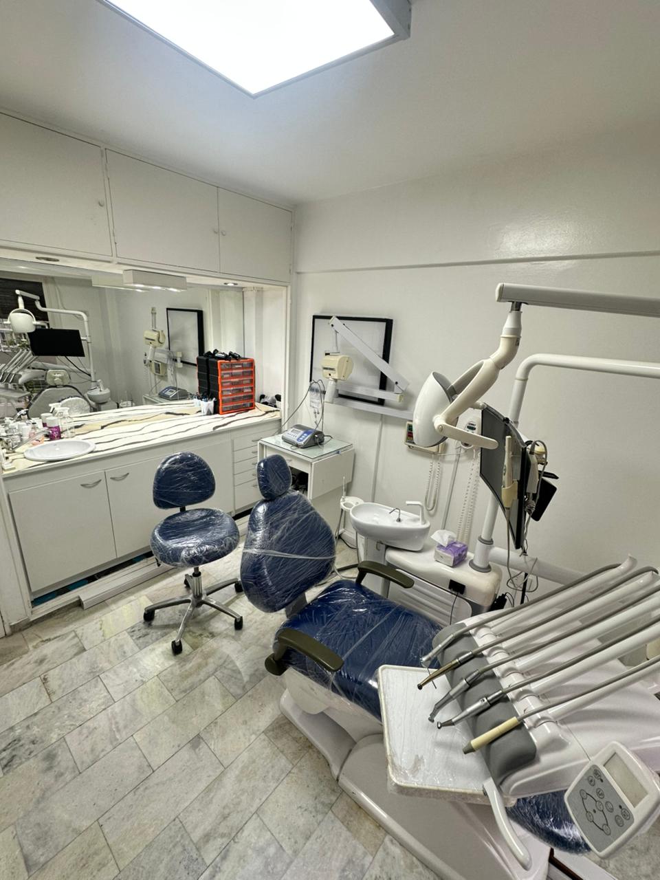 Box de atención odontológica con sillón y equipamiento clínico